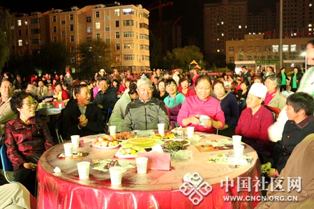 聯歡現場 三百余位居民齊聚一堂1_副本.jpg